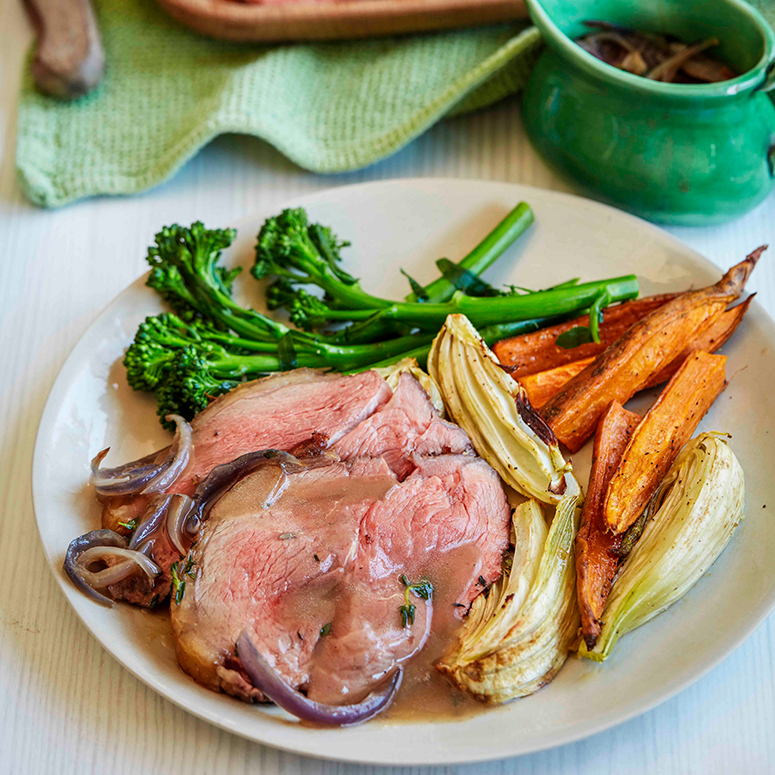 Roast beef rump with thyme and red onion gravy